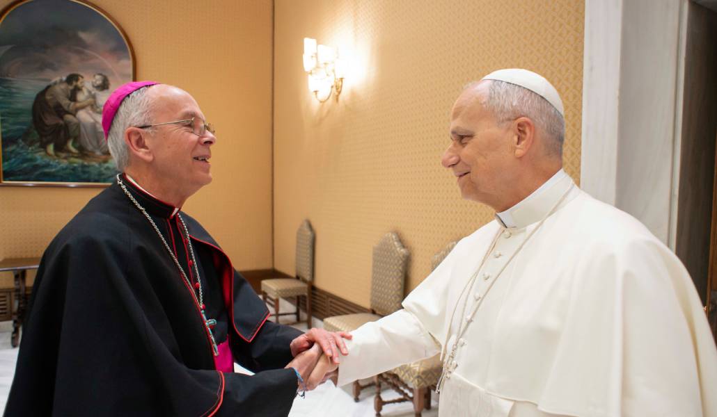 Seitz saluda al Papa León XIV durante su audiencia en octubre. El Santo Padre le pidió un pronunciamiento conjunto.