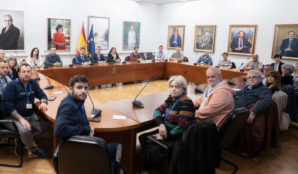 Bolaños en la reunión en la que ha informado a las víctimas del plan de reparación impulsado por el Gobierno.