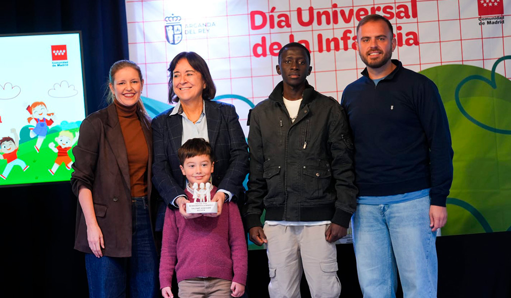 Adroher (2ª) con su nieto y Malam; la consejera de Familia, Juventud y Asuntos Sociales de Madrid y el alcalde de Arganda del Rey.