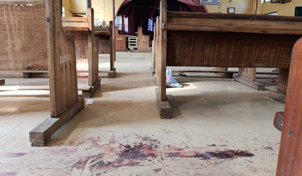Sangre en el suelo tras el ataque a la iglesia de Eruku.