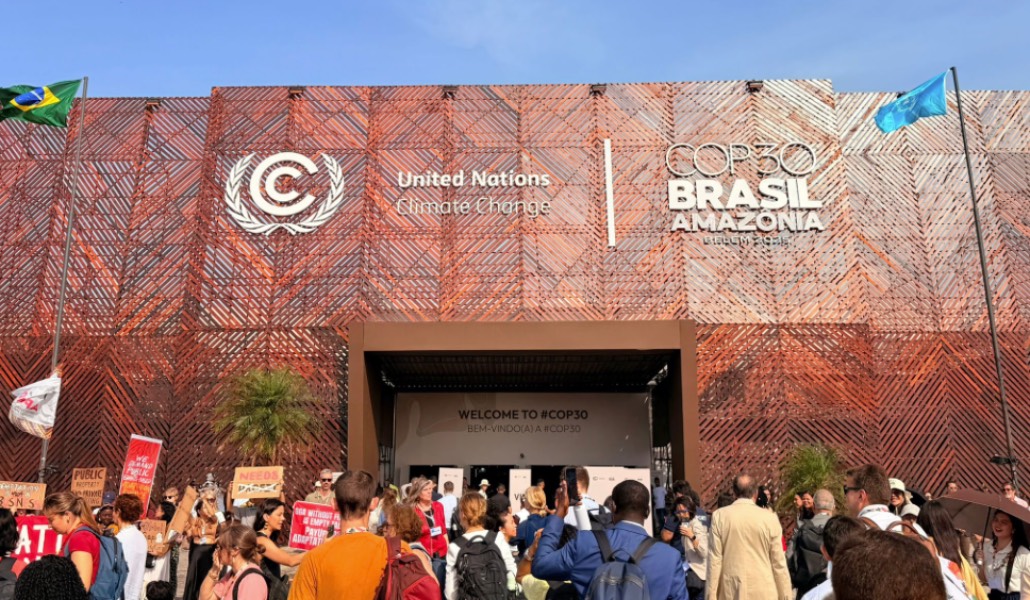 Concentración ante la sede de la COP30 pidiendo más resultados.