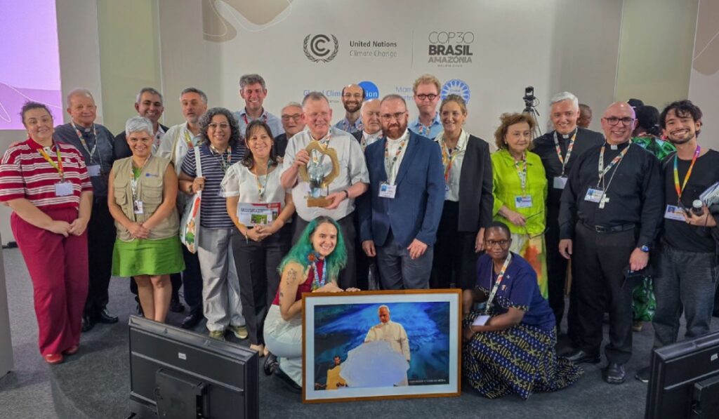 Agosta (centro, con barba) en uno de los eventos en los que participó en la COP30. Foto: cedida por Eduardo Agosta.