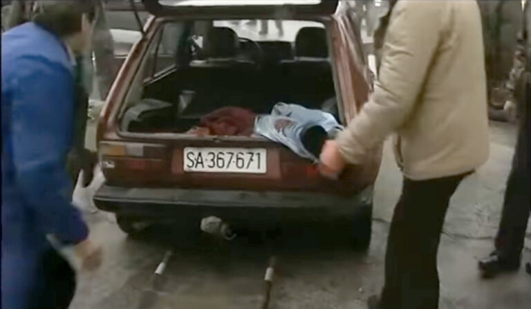 Víctima transportada en un coche.