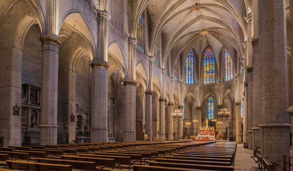 La Seu tiene dimensiones catedralicias. En 2022 se cumplieron 700 años del inicio de su construcción.