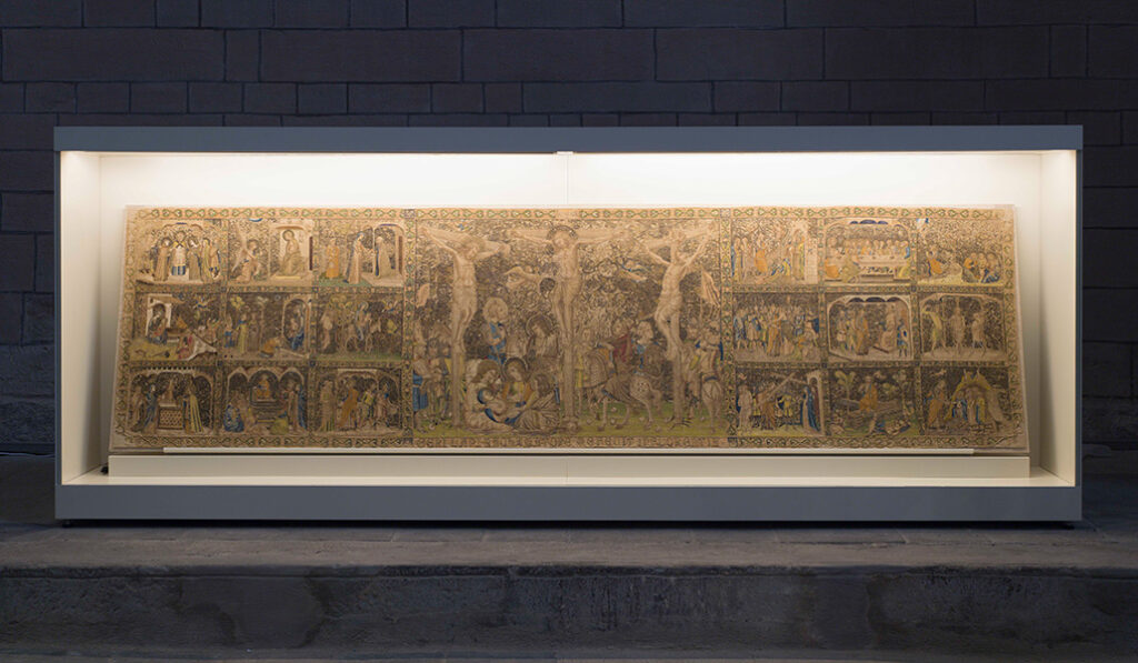 Una nueva vitrina muestra el tapiz florentino iluminado en todo su esplendor y visitable en el templo.