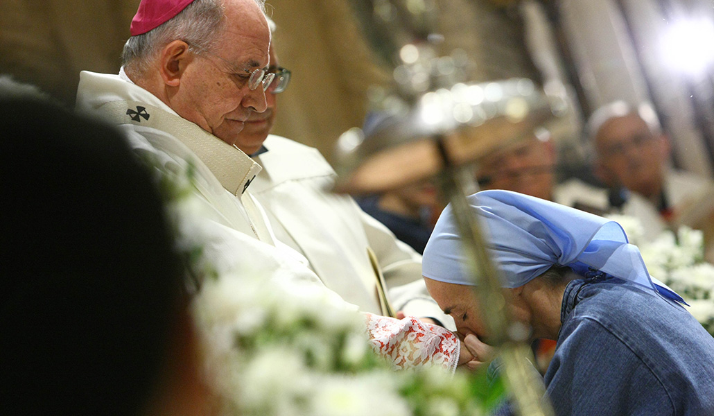 Sor Verónica y don Francisco, en la misa de acción de gracias por la aprobación del nuevo instituto religioso.