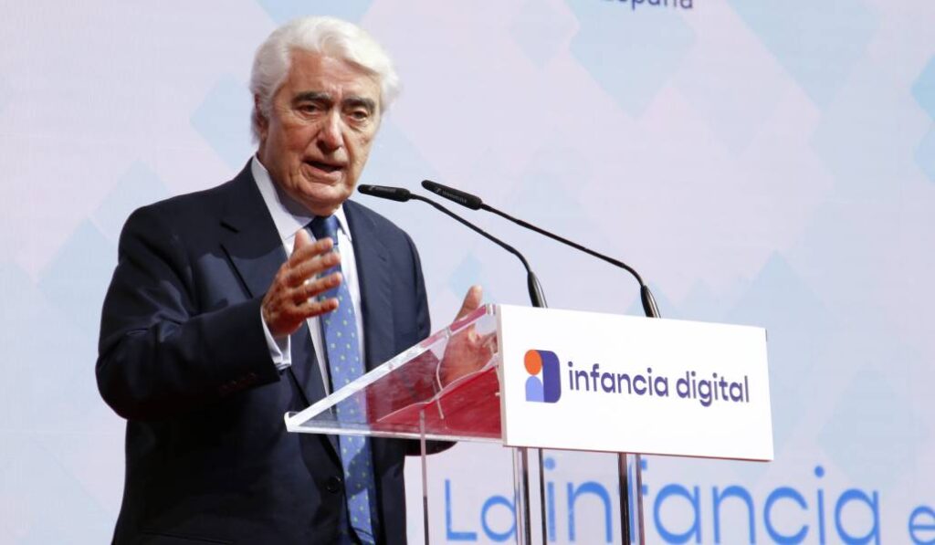 Gustavo Suárez Pertierra durante la presentación del informe.