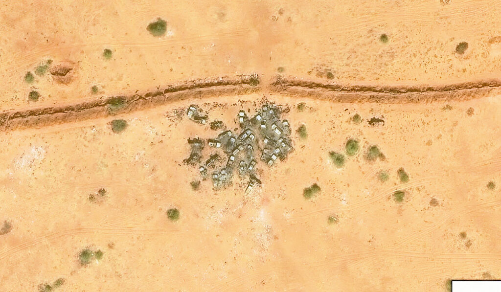 Imagen de satélite con cadáveres y coches quemados.