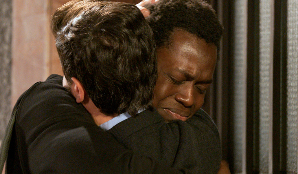 Ibrahima Kone interpreta a Wentinam, que en este fotograma aparece con el padre Alfonso (Daniel Ortiz).