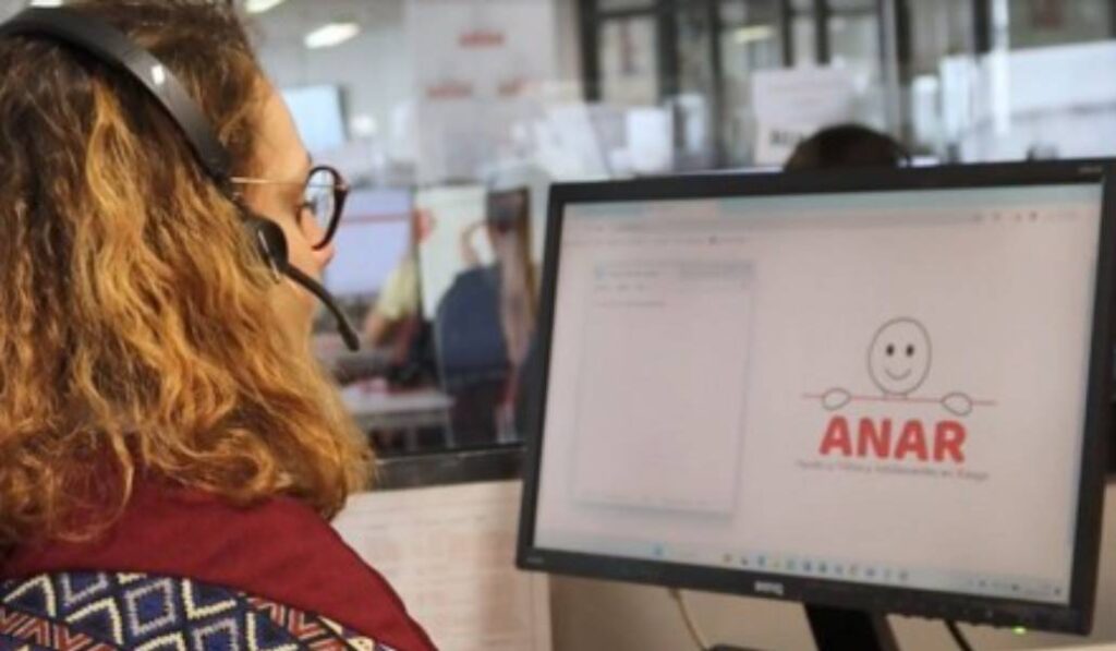 Detrás del 900 20 20 10 están los profesionales de ANAR.