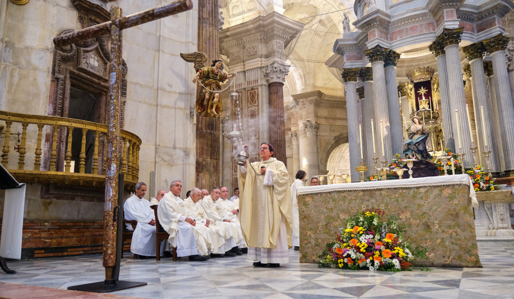 El nuevo administrador apostólica en la Misa de bienvenida.