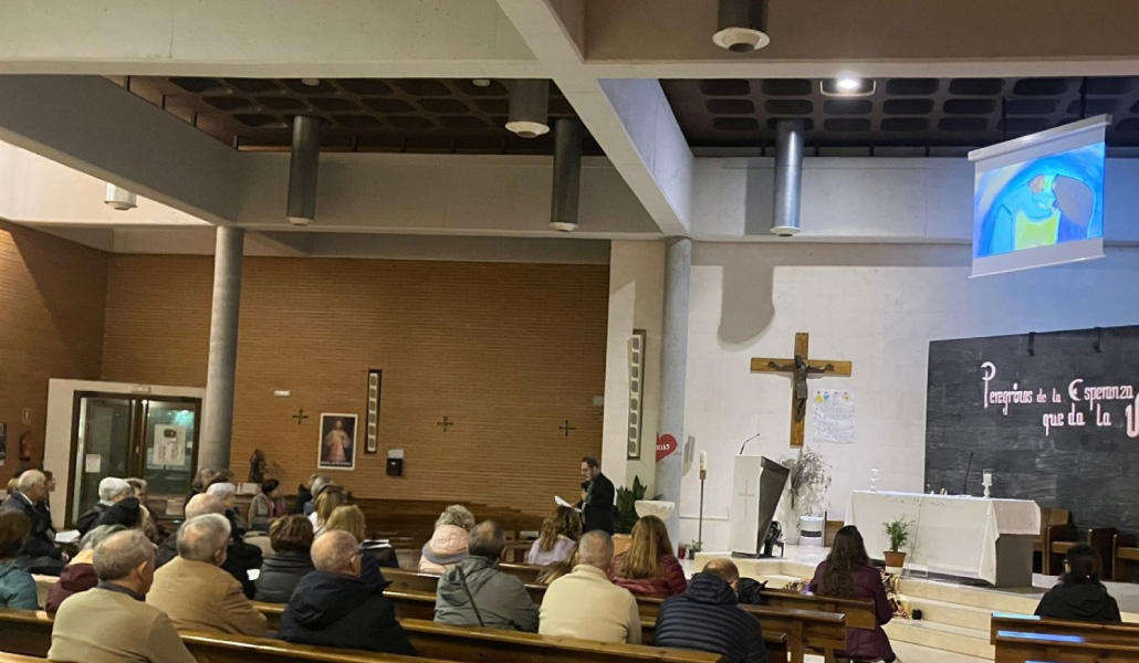 Vigente Martín, durante la vigilia, denuncia la violencia contra las mujeres.
