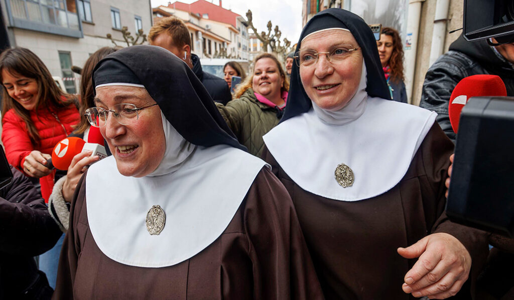 Garcia de Viedma (izquierda) tras declarar como investigada en verano. Foto: EFE / Santi Otero.