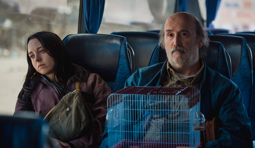 Carla Quílez y Javier Cámara en un fotograma de la miniserie.