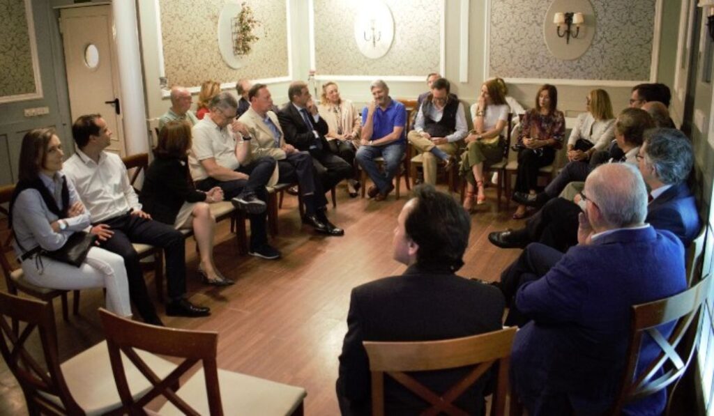 Una reunión de Acción Social Empresarial.