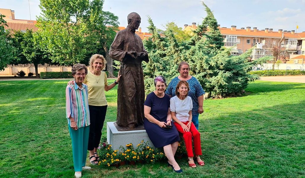 Isabel Salvador, a la derecha del todo, es la directora general.