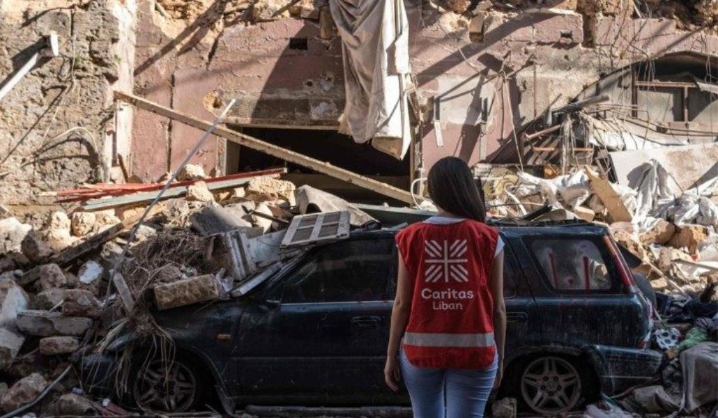 Una trabajadora de Cáritas Líbano frente a las ruinas del puerto de Beirut.