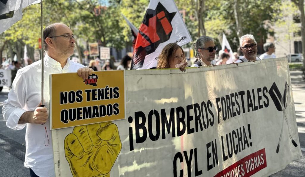 Carlos Vallejo a la derecha con una pancarta en la marcha con el lema 'Salvemos el mundo rural agredido'