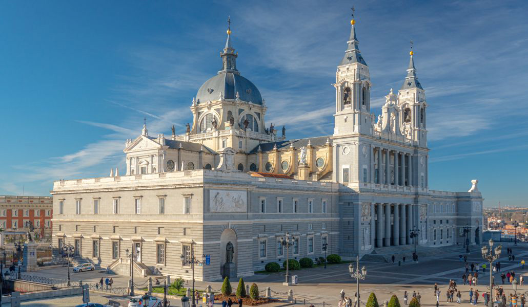 Fachada exterior de la catedral de la Almudena.