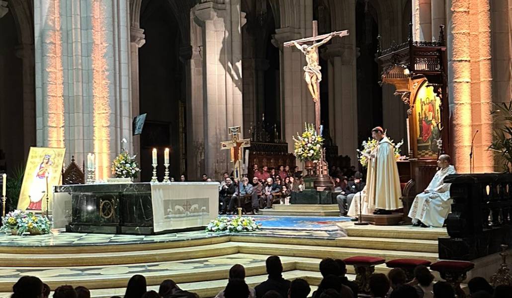 El cardenal José Cobo en la vigilia de la Almudena.
