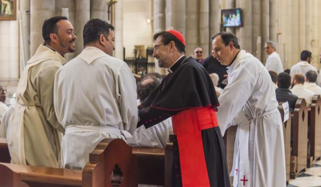 El arzobispo de Madrid, José Cobo, en la catedral de la Almudena.