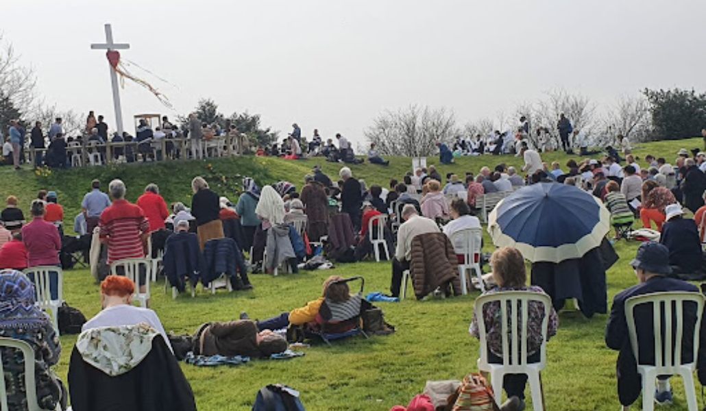 Devotos de la Cruz de Dozulé en una explanada.