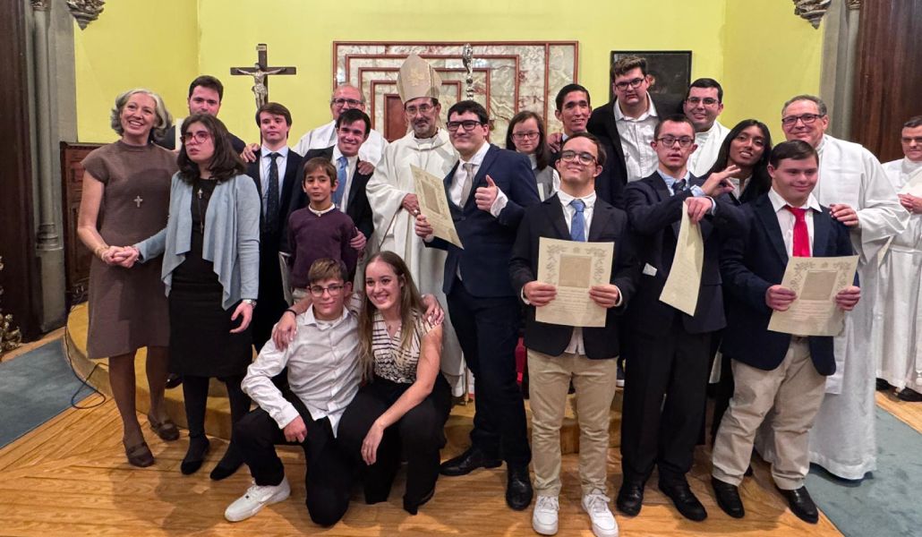 El cardenal José Cobo con los doce jóvenes con discapacidad que se han confirmado.