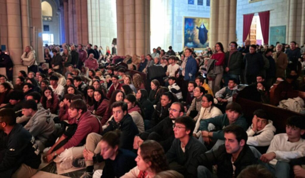 Jóvenes en la vigilia de la Almudena.