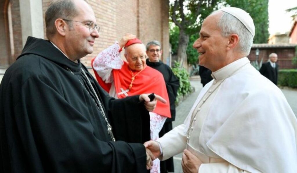 León XIV saluda al abad Jeremias Schröder.