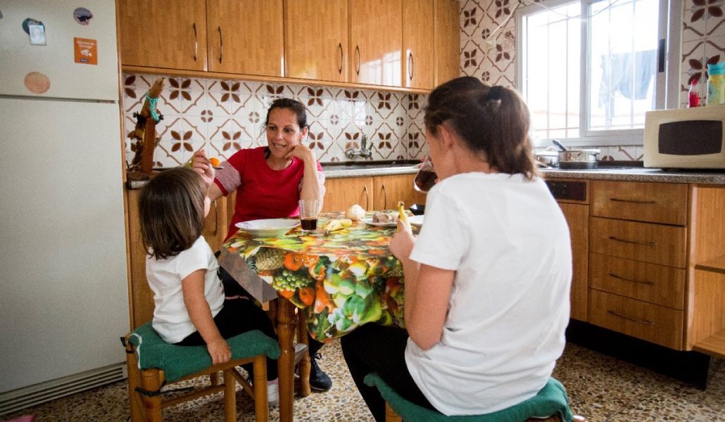 Las largas jornadas de los padres provocan que los niños pasen gran parte del día solos.