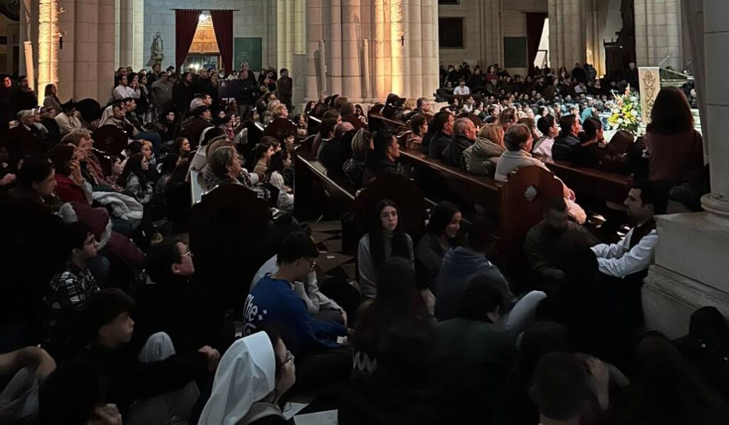 Otro grupo de jóvenes en la vigilia de la Almudena.