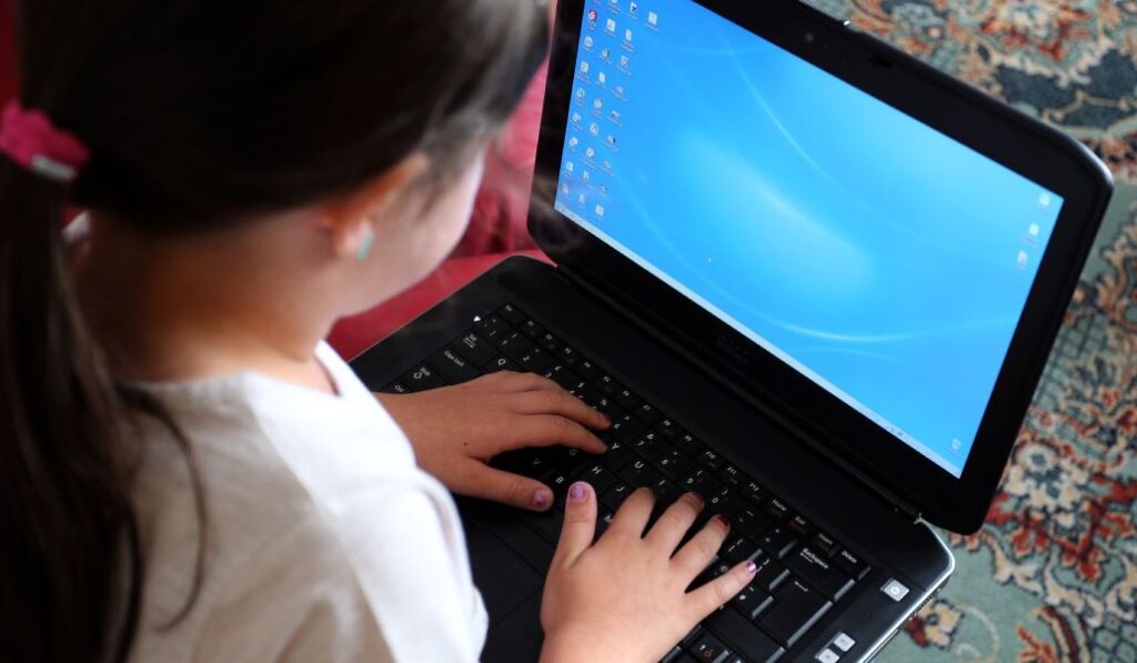 Foto de recurso de un niño ante el ordenador