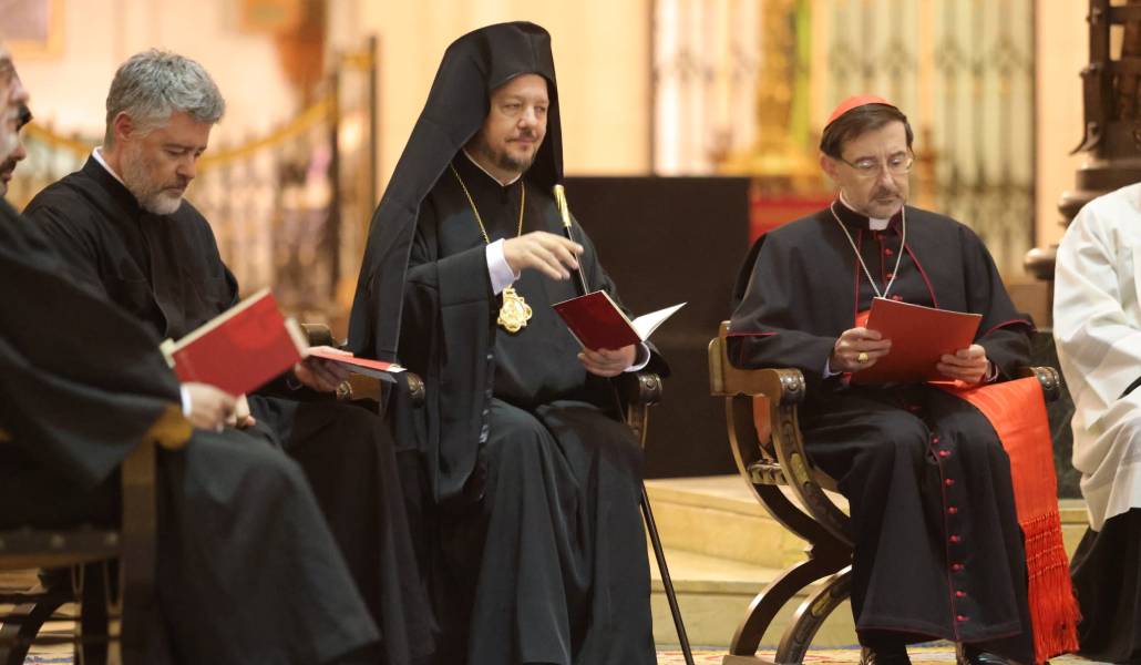 El cardenal José Cobo, a la derecha, con miembros de otras Iglesias cristianas en la celebración ecuménica en la catedral de la Almudena.