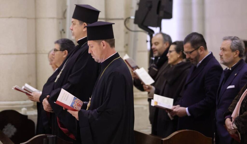 Participantes en la celebración ecuménica en la catedral de la Almudena.