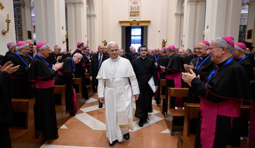 León XIV es recibido por los obispos italianos al llegar a su Plenaria.