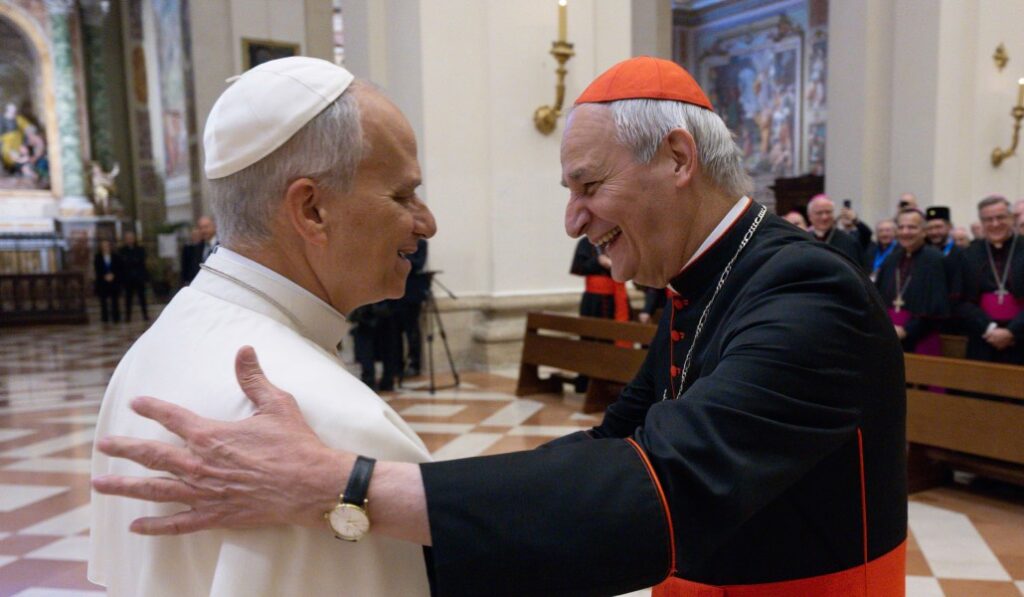 El cardenal Matteo Zuppi, presidente de la CEI, saluda al Papa.