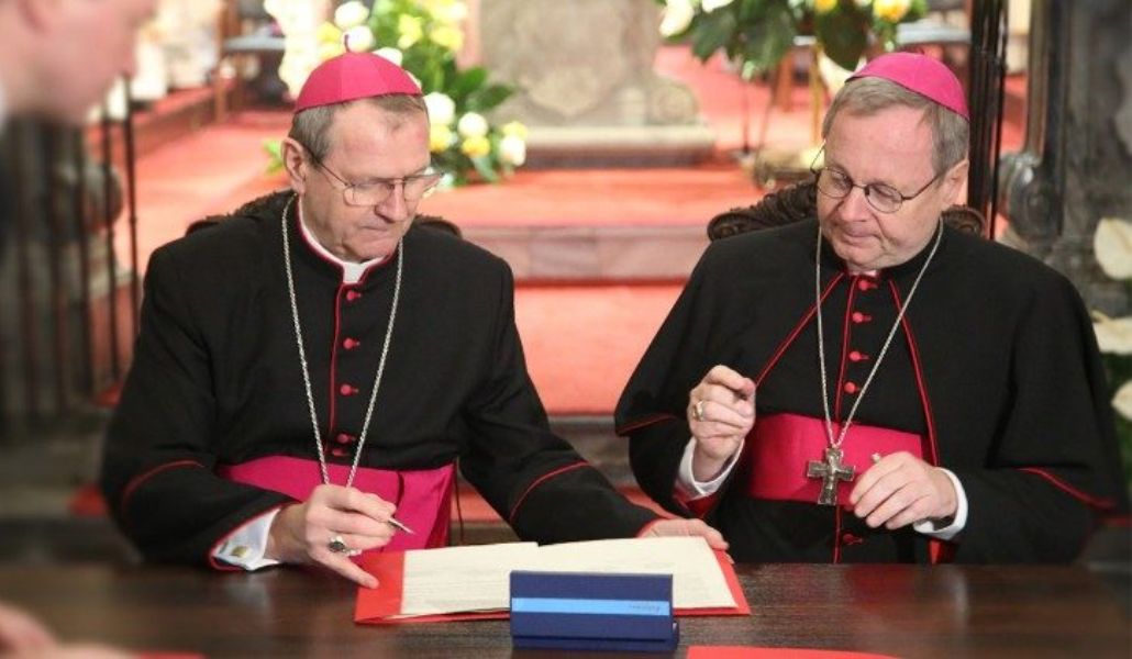 Tadeusz Wojda, a la izquierda, y Georg Bätzing, a la derecha, son presidentes de las conferencias episcopales de sus países.