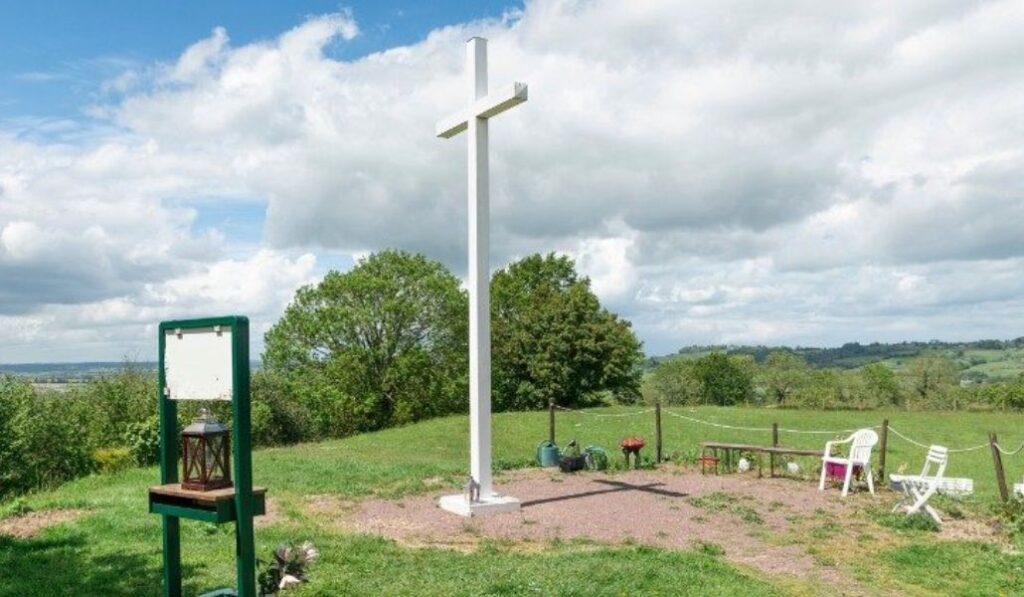 Una réplica cien veces más pequeña de la Cruz de Dozulé.