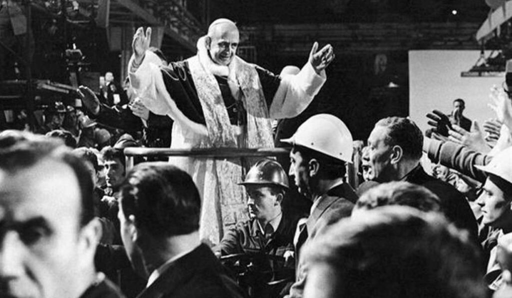 Pablo VI con obreros en 1968.