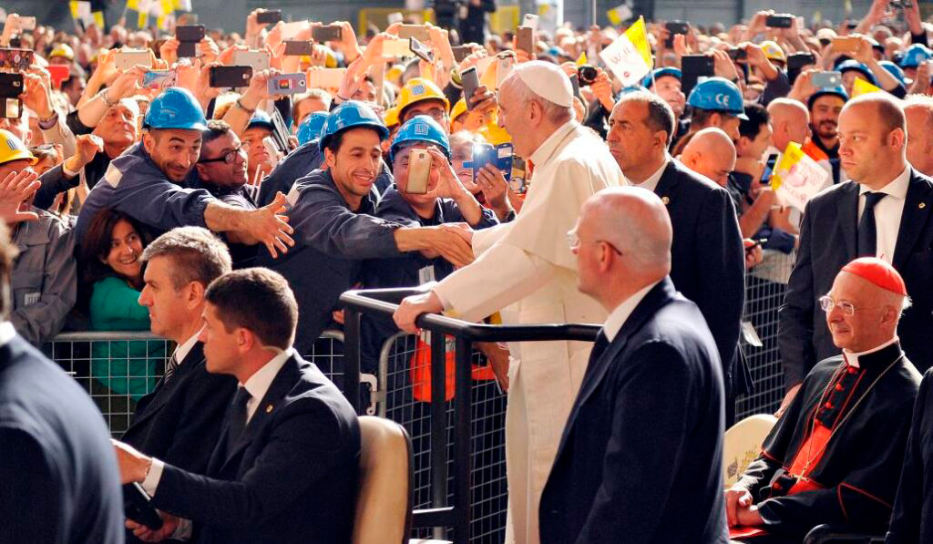 El Papa Francisco con obreros en Génova en 2017.