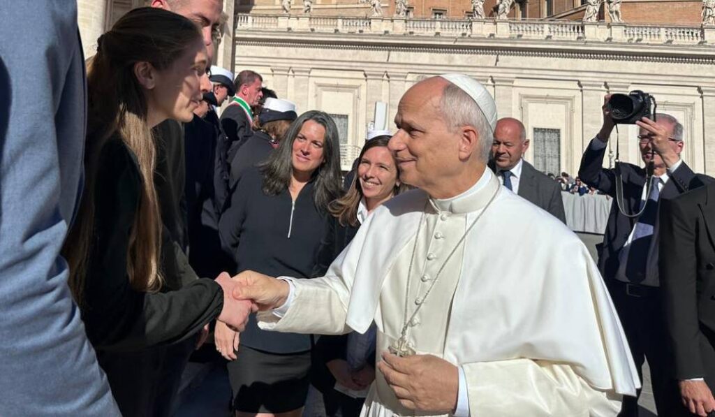 León XIV con jóvenes del proyecto en su audiencia general