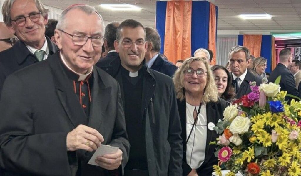 Pietro Parolin visita las instalaciones.
