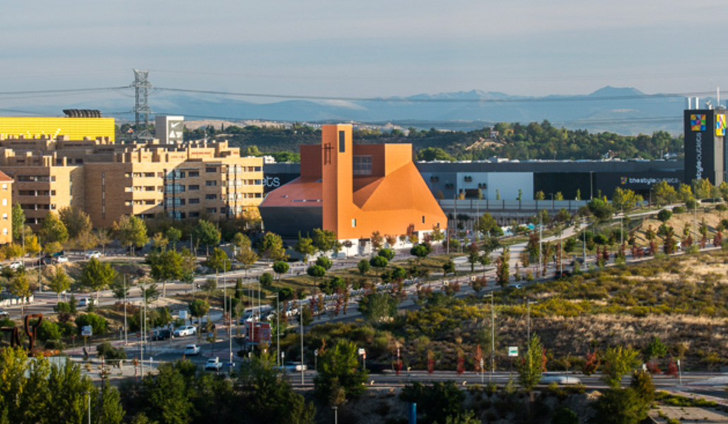 La parroquia está rodeada de zonas verdes, viviendas y centros comerciales.