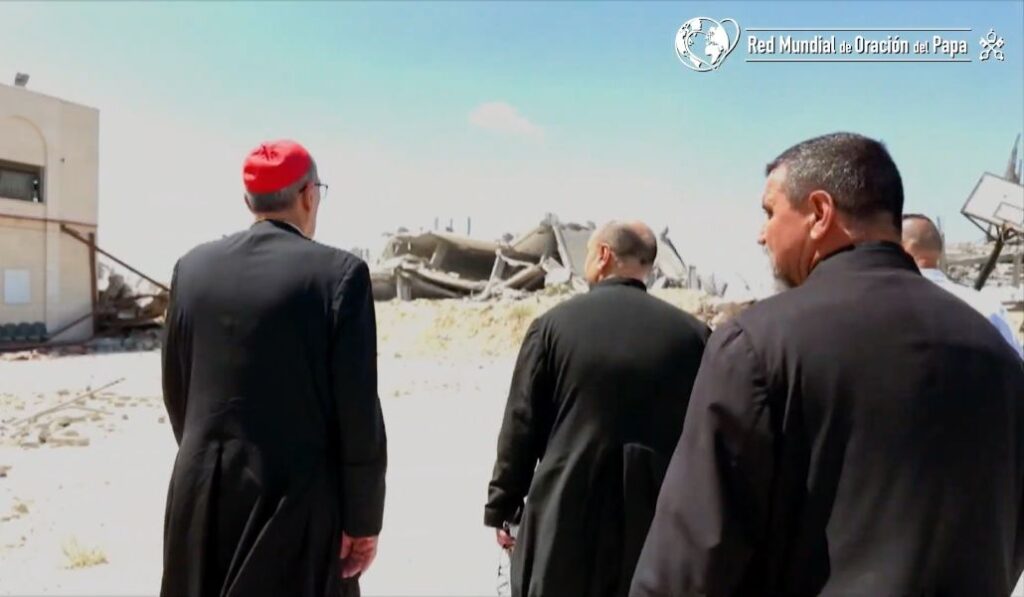 Pierbattista Pizzaballa visita Gaza en el metraje.