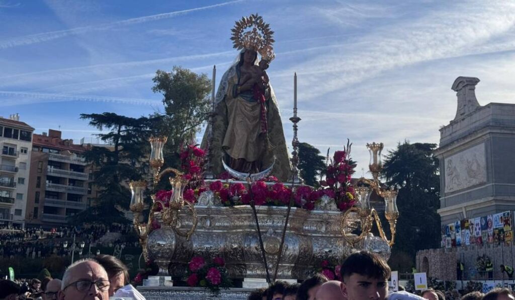 Imagen de la Virgen de la Almudena con un manto verde esperanza.