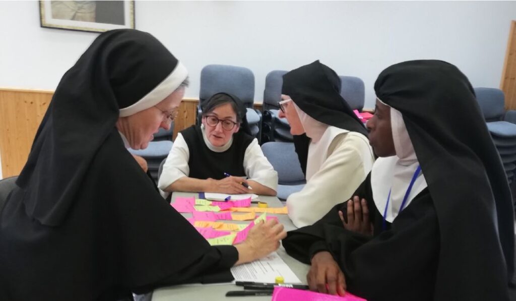 Cien religiosos y religiosas se reunieron en el Centro Internacional Teresiano Sanjuanista de la Universidad de la Mística, en Ávila.