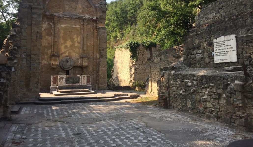 Ruinas de la iglesia de Casaglia di Caprara donde Ubaldo Marchioni fue asesinado durante la matanza de Marzabotto.
