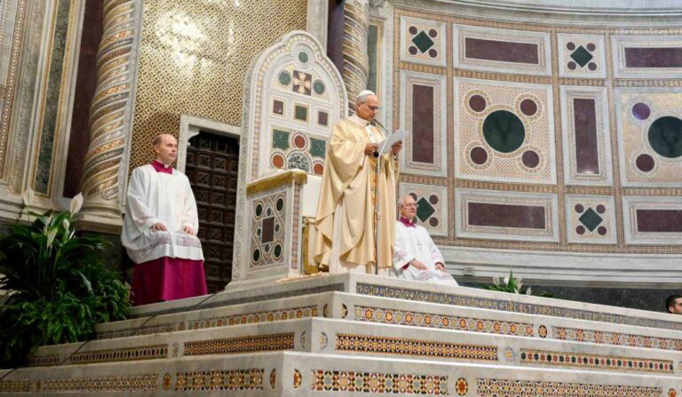 León XIV preside la Misa en la basílica de San Juan de Letrán el día de su dedicación.