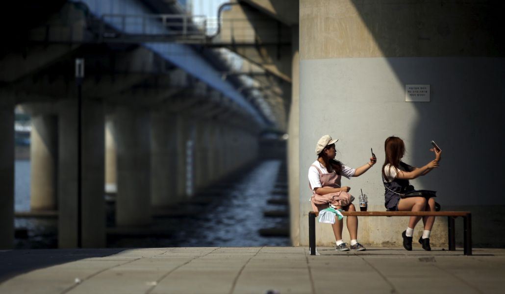 Jóvenes se sacan un selfi.