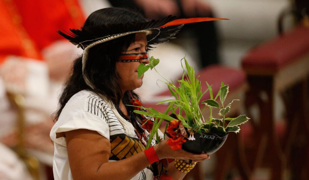 Una indígena en el Sínodo de la Amazonia de 2019.